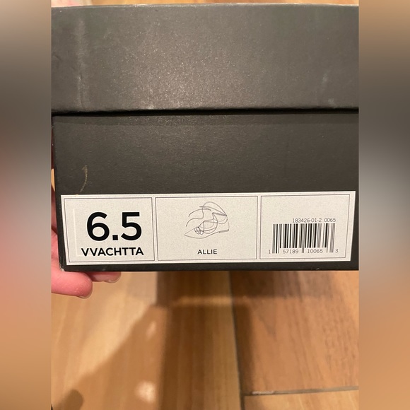 Banana Republic Women’s pointed toe ballerina flats with ankle straps - Picture 6 of 7